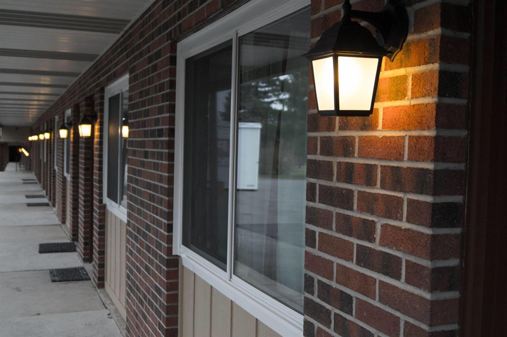 Sullivan Trail Inn & Suites Pocono Lake Exterior foto